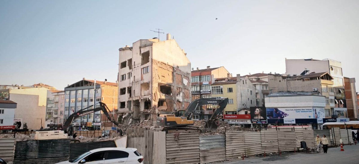 ŞEHRİN 45 YILLIK TİCARİ HAFIZASI MEHMET ŞİŞMAN İŞHANI’NIN YIKIMI DEVAM EDİYOR